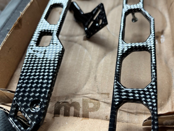 Detail Plates in Carbonoptik